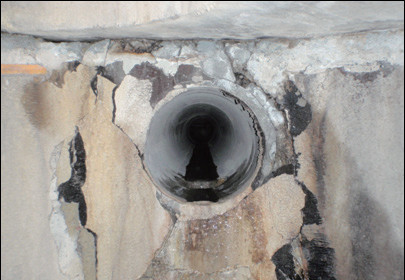 地震による下水管とマンホール接続部の損傷