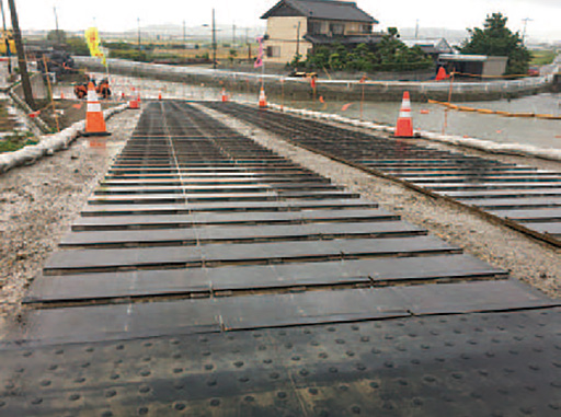 フラットバー付敷鉄板の現場使用例(雨の日のスロープにも効果を発揮)