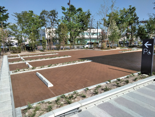 リサイクル木質成型  舗装ブロック　施工例（駐車場）