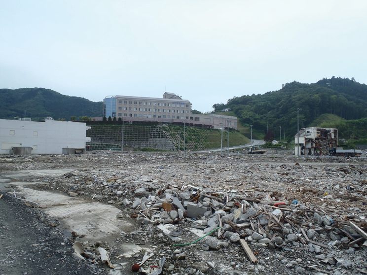 写真-6：宮城県女川町（高台にあった病院の1階部分が水没した。平成23年7月）