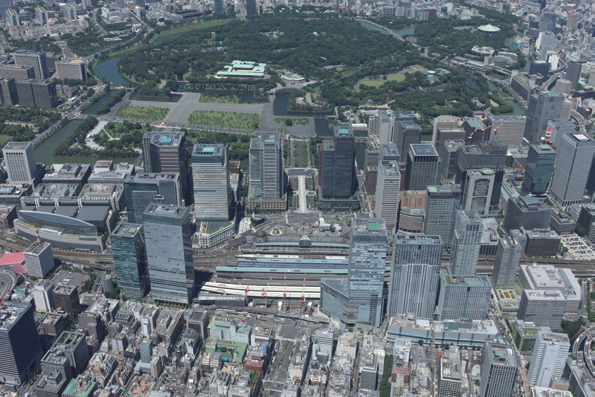 写真-7　大規模開発が進む東京駅周辺。手前が八重洲側