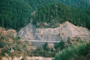 写真-7　補修前の既設コンクリート吹付工