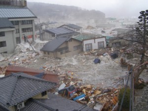 津波はこの後、写真左上の5階建ての生涯教育センターの屋根上部まで到達。