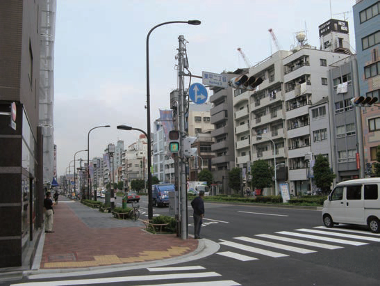 【写真-3 無電柱化の整備事例(浅草通り〈墨田区業平〉)】