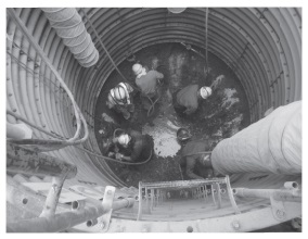 写真− 6 人力施工状況