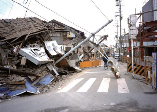 【写真-2 阪神・淡路大震災で倒壊した電柱(出典:国土交通省ホーム
