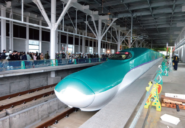 写真− 11 新函館北斗駅初入線(平成26 年12 月1 日)