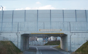 写真− 3 中学校線架道橋