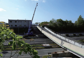 【写真−6 熊本地震で崩落した歩道橋の撤去作業が進む九州道