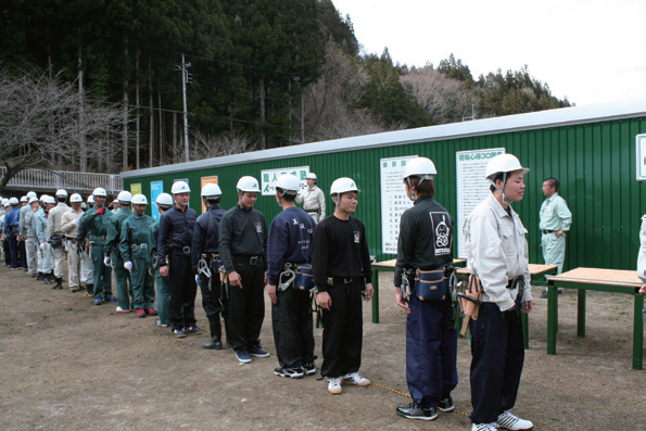 【写真−1 技能労働者としての若者の入職と定着の促進が建設産業の最優先課題】