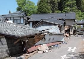 【写真−7 熊本地震で倒壊した家屋】