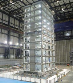 【写真−3 震動台上の10層鉄筋コンクリート造建物】