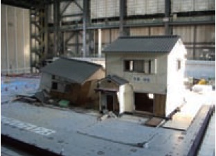 【写真−2 木造建物2棟の震動実験後の状況】