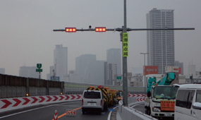 【写真− 4 渋滞末尾情報提供装置(前方の渋滞をセンサー