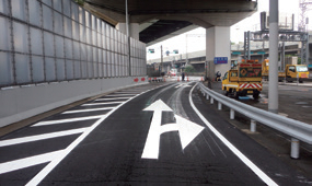 【写真− 3 出口部逆走防止(大型矢印路面表示)】