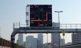 【写真− 5 図形情報板の取り替え】