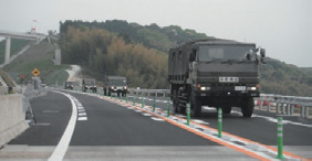 【写真− 3 災害派遣車両の通行状況】