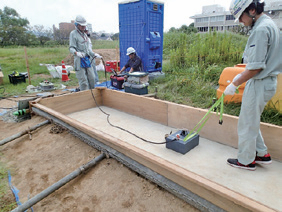 写真− 2 鉄筋コンクリート対応型空洞調査用GPRシステムの供試体による検証状況