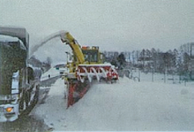 路肩部の排雪・運搬作業