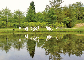 写真−2 有馬富士公園にアートが出現(彫刻家新宮氏の作品)