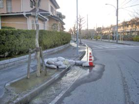 マンホールより汚水溢水