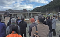 震災遺構旧大川小学校で語り部の話に熱心に耳を傾ける研修会参加者