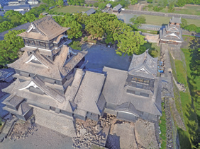 地震直後の天守閣