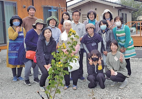 よか隊ネット熊本・民間支援団体と住民の皆さまとの集合写真