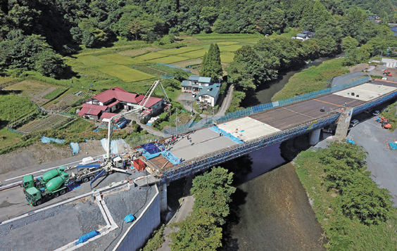 RC床版の施工状況(新箱石大橋)
