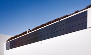 壁面設置型の低反射環境配慮型太陽光発電システム 壁面設置型の低反射環境配慮型太陽光発電システム