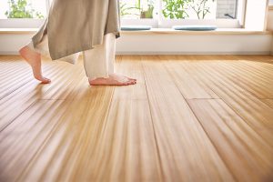 ニュージーパインの無垢材を使用した床材「ピノアース足感フロア」