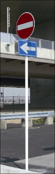 路側用鋼管柱の写真