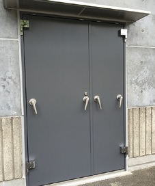 スイング式防水扉の写真