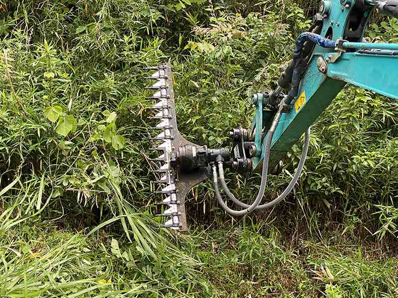草刈り・伐採用小型油圧ショベルアタッチメント「T・トリマー」の写真