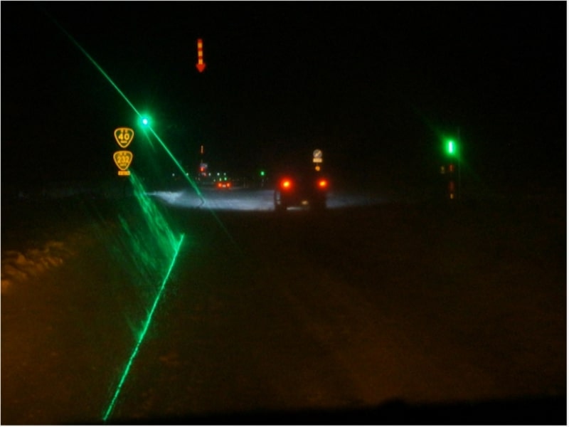 太陽電池式レーザ路面照射式視線誘導標の写真