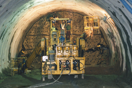 トンネル内での施工状況