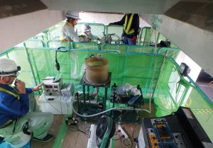 PC-Rev（Prestressed
Concrete Revival）工法施工状況（注入状況全景）
