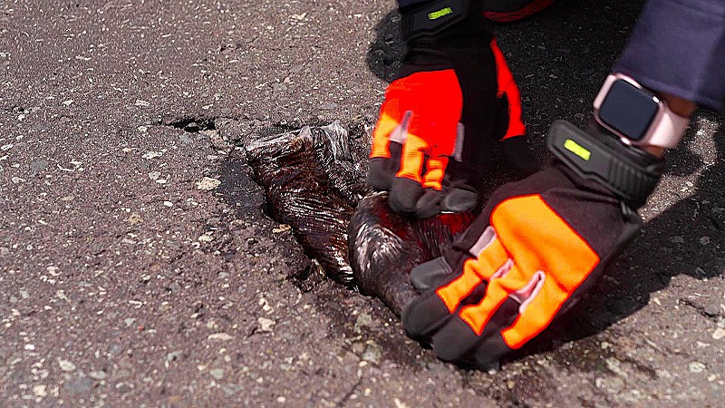 全天候型ポットホール用緊急補修材 TOKE(溶け)・パック