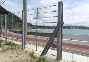 タナカ-AZ　沿岸部の落石防止製品の支柱材の採用例