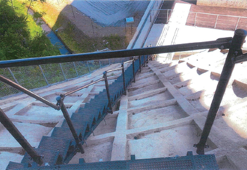 法面用階段　リバーザー・ステップ