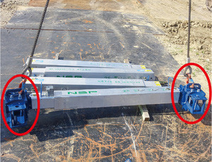 ⑥水圧四面梁の両端にコーナー金具を組み付けたら、コーナー金具の取手を使い吊り上げる