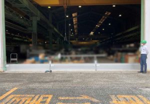 工場大扉への設置例（間口８m）