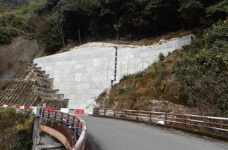 道路の山側拡幅の例（熊本県五木村内）
