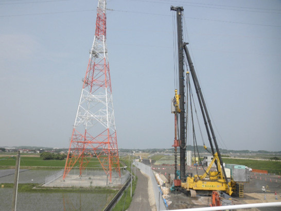 高圧線鉄塔に近接した施工事例