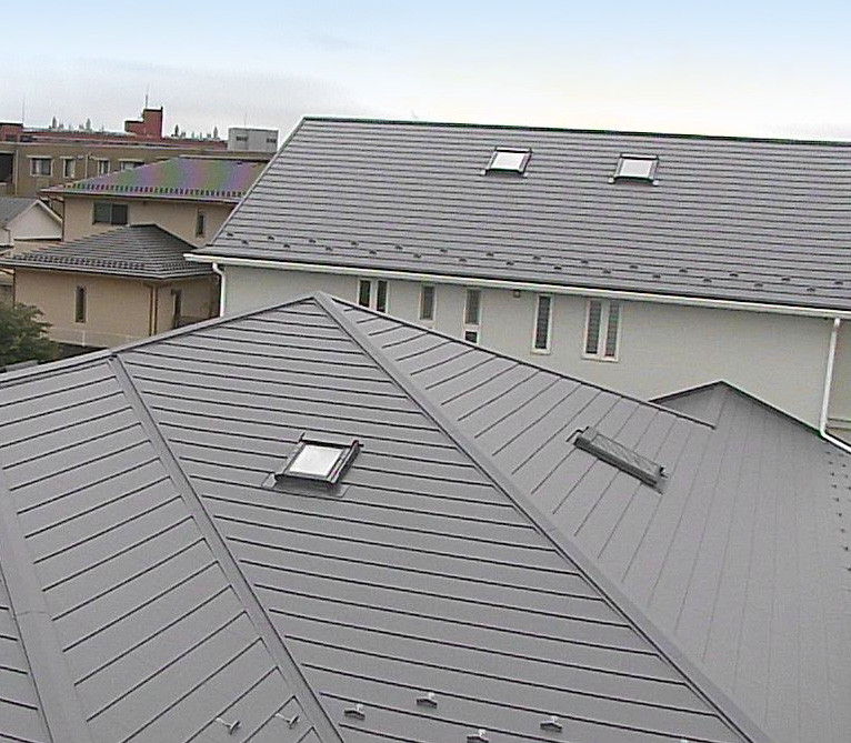 断熱材一体型金属かわら　Fukuizumiかわら
