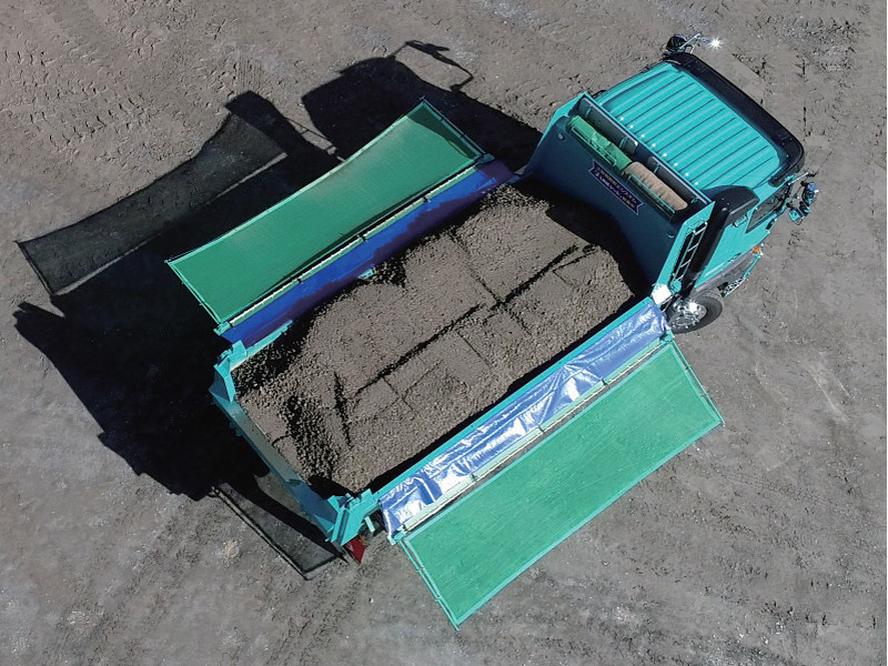 ダンプトラックの土砂飛散防止シートシステム（汚染土対応可能）