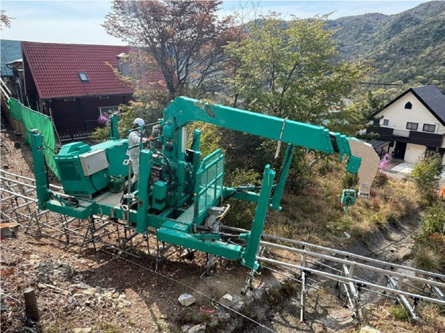 モノレールクレーンを活用した鋼管杭打設工　TP(トレインパイル)工法