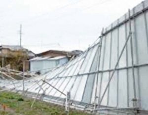  
強風で仮囲いが倒壊