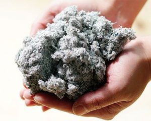 新聞紙をリサイクルしてつくるセルロースファイバー断熱材