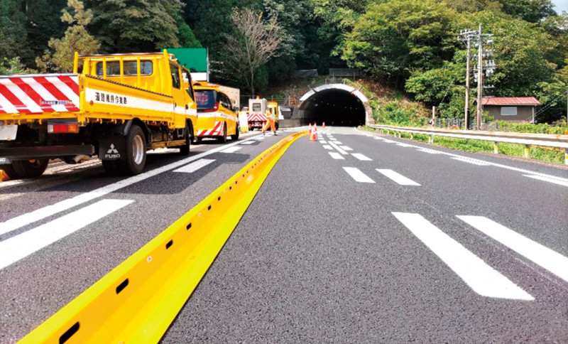 車線逸脱防止簡易防護柵　ムーブガード